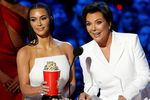 Звезды реалити-шоу Ким Кардашьян и Крис Дженнер получают награду за лучшее реалити-шоу 