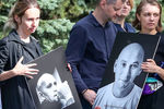 Во время церемонии прощания с убитым в ЦАР журналистом Александром Расторгуевым на Троекуровском кладбище Москвы, 7 августа 2018 года