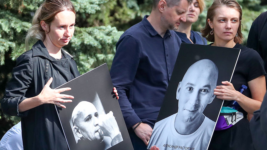 Во время церемонии прощания с&nbsp;убитым в&nbsp;ЦАР журналистом Александром Расторгуевым на&nbsp;Троекуровском кладбище Москвы, 7 августа 2018 года