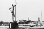 Москва. Скульптура девушка с веслом в ЦПКиО имени Горького, 1935 год