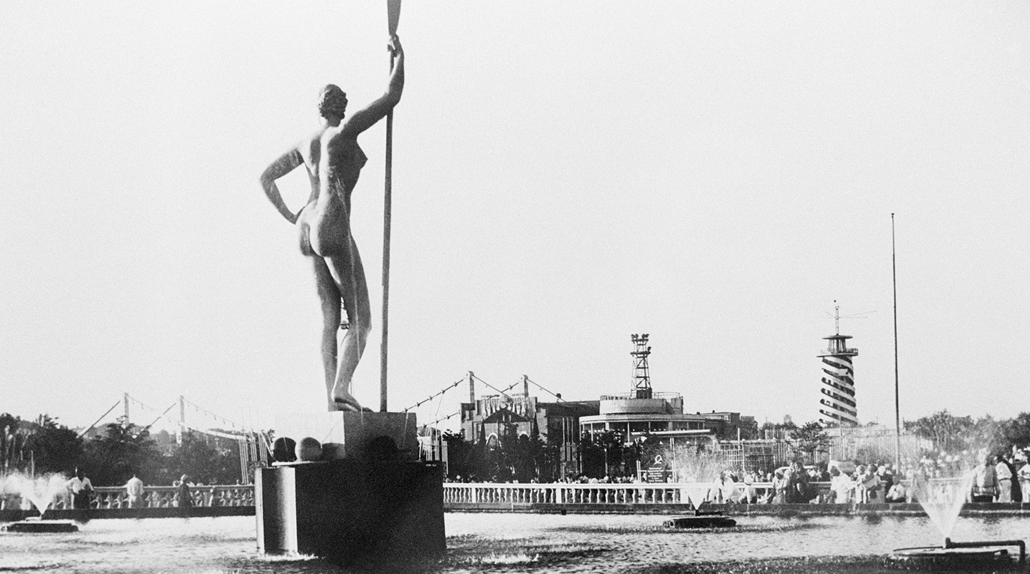 Москва. Скульптура девушка с веслом в ЦПКиО имени Горького, 1935 год