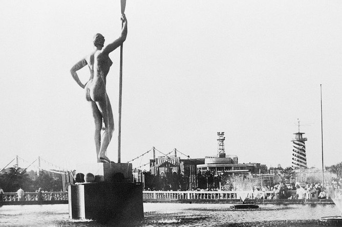 Москва. Скульптура девушка с веслом в ЦПКиО имени Горького, 1935 год
