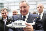 Вице-премьер России Дмитрий Рогозин с макетом вертолета «AgustaWestland AW139» во время посещения совместного предприятия англо-итальянской компании AgustaWestland и «Вертолетов России», 2012 год