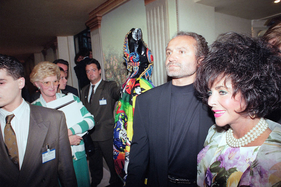 Джанни Версаче и актриса Элизабет Тейлор (справа) на открытии нового бутика Versace в Париже, 1991 год