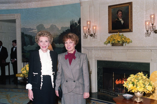 Супруга Генерального секретаря ЦК КПСС Раиса Горбачева (справа) и супруга американского президента Нэнси Рейган в Белом доме, 1987 год