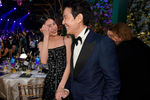 Чон Хо Ён и Ли Чон Джэ смеются на 28-й ежегодной церемонии вручения премии Гильдии киноактеров в Санта-Монике, Калифорния, США, 27 февраля 2022 года