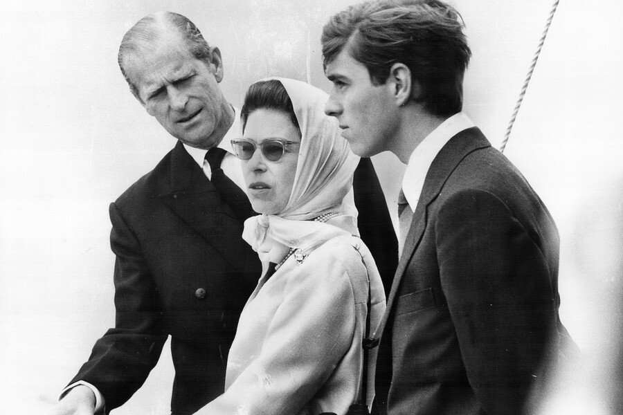 Принц Филипп, принц Эндрю и королева Елизавета II наблюдают за&nbsp;регатой с&nbsp;королевской яхты в&nbsp;Кингстоне, 1976&nbsp;год