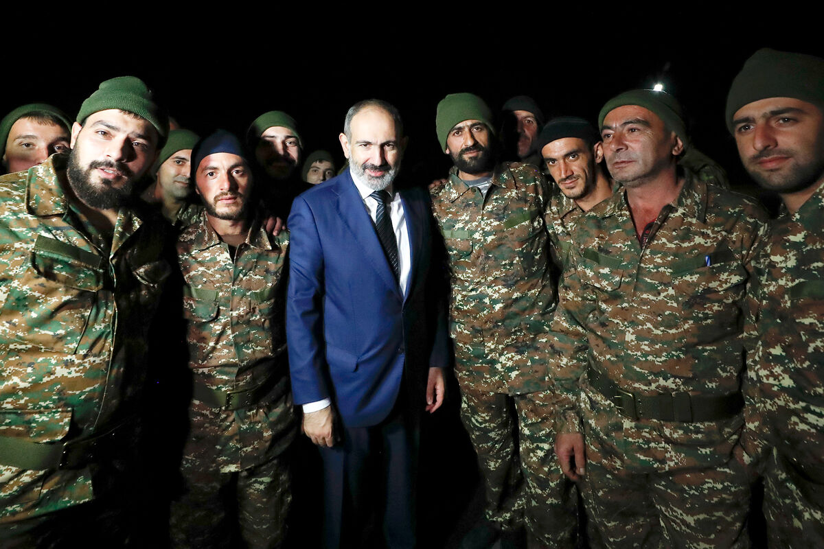 Никол Пашинян (в центре) и военнослужащие армии Армении в 2020 году