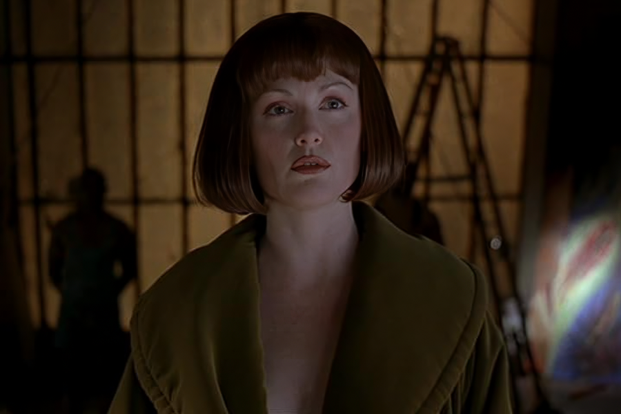 <b>&laquo;Большой Лебовски&raquo; (1998)</b>
<br><br>
Мод Лебовски, как рассказывали авторы, была вдохновлена авангардной художницей Кароли Шниманн, которая работала в&nbsp;обнаженном виде, качаясь на&nbsp;качелях. Одним из&nbsp;прообразов героини также послужила Йоко Оно.