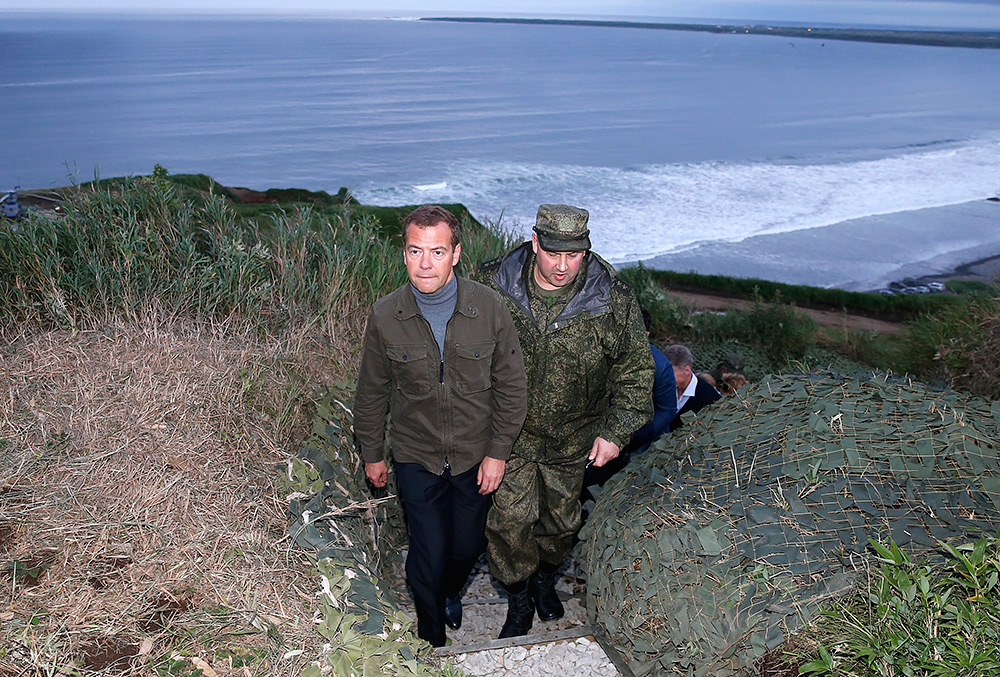 Премьер-министр РФ Дмитрий Медведев во время посещения острова Итуруп на Курилах