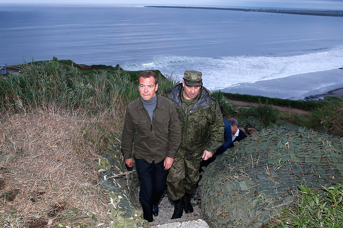 Премьер-министр РФ Дмитрий Медведев во время посещения острова Итуруп на Курилах