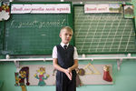 Учащийся одной из школ во время торжественной линейки, посвященной Дню знаний, в поселке Александровка Донецкой области