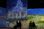 Посетители на мультимедийной выставке «Ван Гог: 125 лет вдохновения» в центре дизайна Artplay