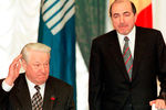 Первый президент РФ Борис Ельцин и исполнительный секретарь СНГ Борис Березовский на пленарном заседании Совета глав государств СНГ, 1998 год