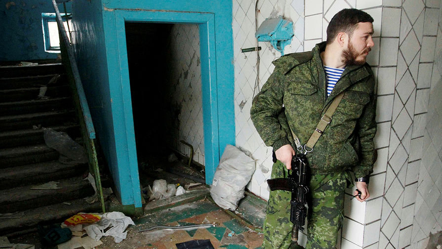 Ополченец самопровозглашенной Донецкой народной республики во время осмотра поврежденного жилого дома в Донецке, февраль 2017 года