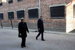 Канцлер ФРГ Ангела Меркель и премьер-министр Польши Матеуш Моравецкий во время возложения цветов на территории бывшего концентрационного лагеря Аушвиц-Биркенау, 6 декабря 2019 года