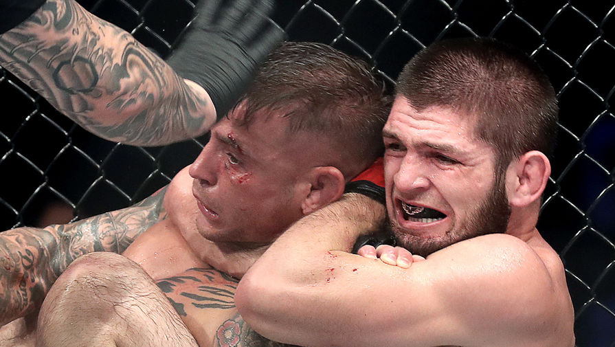 Хабиб Нурмагомедов и временный чемпион UFC в легком весе Дастин Порье (справа налево) во время поединка за звание чемпиона UFC в легком весе на турнире UFC 242 по смешанным единоборствам на стадионе The Arena в Абу-Даби, 2019 год