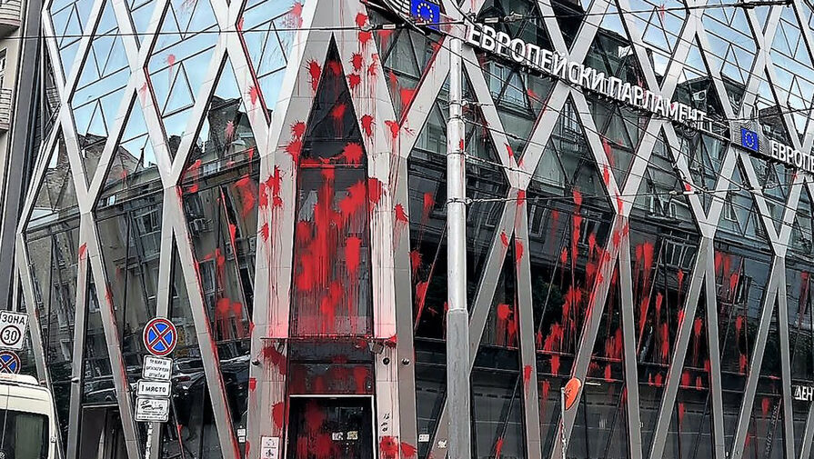 Протестующие в Софии забрызгали здание представительства Еврокомиссии красной краской