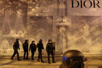 Полицейские у магазина Dior во время беспорядков в Нантере, Франция, 1 июля 2023 года