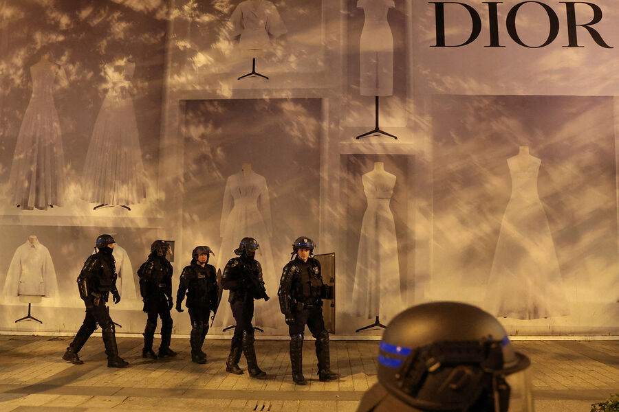 Полицейские у&nbsp;магазина Dior во время беспорядков в&nbsp;Нантере, Франция, 1&nbsp;июля 2023&nbsp;года
