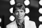 <b>Джон Дэнвер</b><br>
Знаменитый в свое время американский кантри-певец в 1982 году был на пути к установке звезды — его представители даже заплатили $3000 за этот памятный знак. Однако ни он, ни его сотрудники так и не обговорили дату открытия. В 2014-м, впрочем, звезду артисту все же установили посмертно — на церемонии присутствовала его дочь Джесс Белль Денвер
