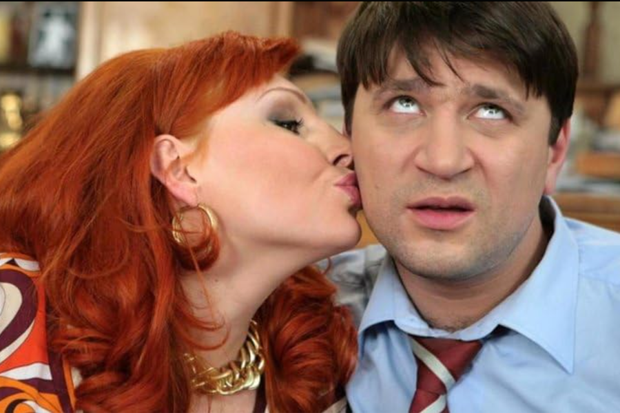 Актриса Наталья Бочкарева в&nbsp;роли Даши Букиной и актер Виктор Логинов в&nbsp;роли Гены Букина в&nbsp;телесериале &laquo;Счастливы вместе&raquo;