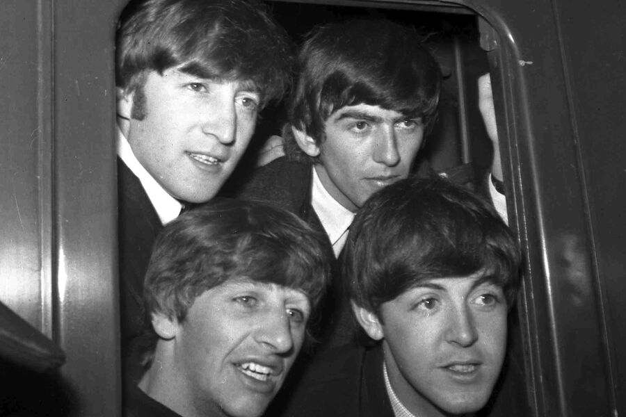 Группа The Beatles в&nbsp;окне вагона поезда перед&nbsp;отправлением с&nbsp;вокзала Паддингтон в&nbsp;Лондоне, 2&nbsp;марта 1964&nbsp;года