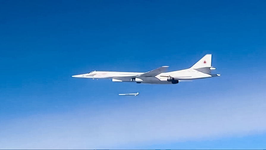 Запуск крылатой ракеты со стратегического бомбардировщика-ракетоносца Ту-160 Военно-космических сил России по объектам инфраструктуры ИГ в Сирии, 2015 год