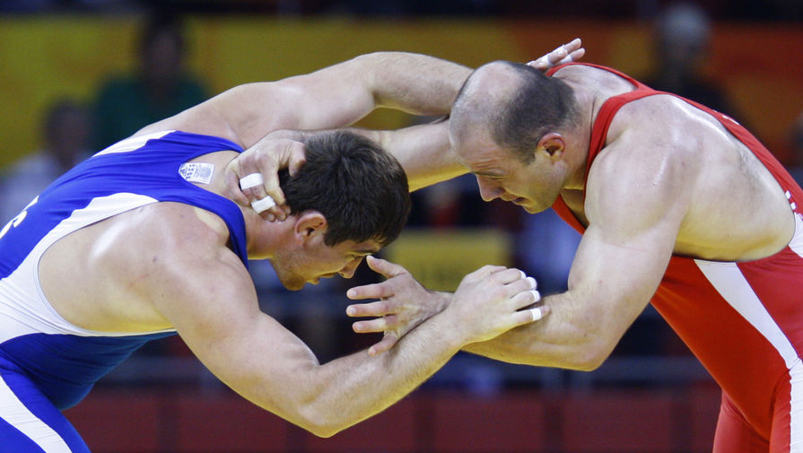 Бахтияр Ахмедов (слева) и Артур Таймазов в финале Олимпийских игр в Пекине