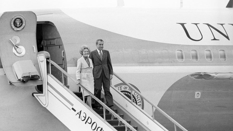 Президент США Ричард Никсон со своей супругой Патрицией во время прибытия в&nbsp;аэропорт Внуково, 22&nbsp;мая 1972&nbsp;года