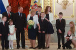Владимир Путин и семья Стригалевых из&nbsp;Ярославской области на&nbsp;церемонии вручения многодетным родителям ордена &laquo;Родительская слава&raquo; в&nbsp;Кремле