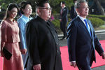 Лидеры КНДР и Южной Кореи Ким Чен Ын и Мун Джэин, и первая леди Северной Кореи Ли Соль Чжу во время встречи в демилитаризованной зоне, 27 апреля 2018 года