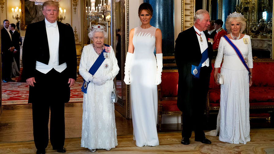 Президент США Дональд Трамп, королева Елизавета II, первая леди США Меланья Трамп, принц Чарльз и его супруга Камилла, герцогиня Корнуольская перед&nbsp;началом королевского ужина в&nbsp;Букингемском дворце, 3 июня 2019 года 