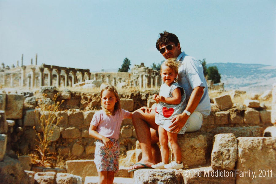 Четырехлетняя Кейт, ее отец Майкл и младшая сестра Пиппа во время поездки в&nbsp;Иорданию, 1986&nbsp;год