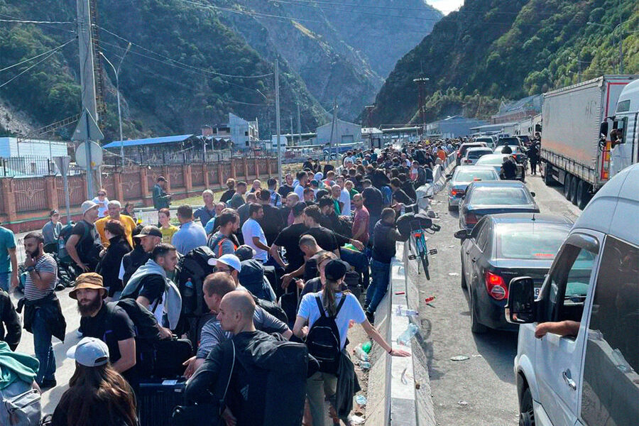 Люди в очереди на контрольно-пропускной пункт «Верхний Ларс» на российско-грузинской границе, 27 сентября 2022 года