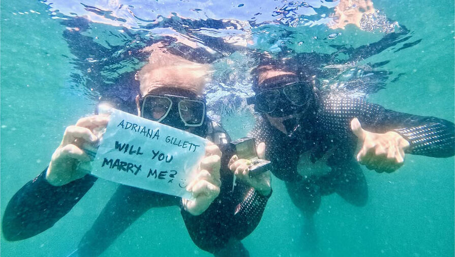 Фронтмен Metallica сделал предложение избраннице в окружении акул