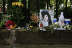 24 июля. Поклонники Эмми Уайнхаус приносят цветы и другие подношения к дому певицы, скончавшейся днем раньше.