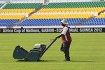 Работник арены стрижет газон на стадионе в столице Габона Либревилле