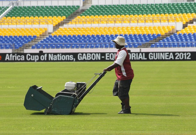 Работник арены стрижет газон на&nbsp;стадионе в&nbsp;столице Габона Либревилле