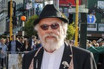Новозеландский актер Джон Коллен сыграл роль одного из гномов; его рост – 1,81 метра