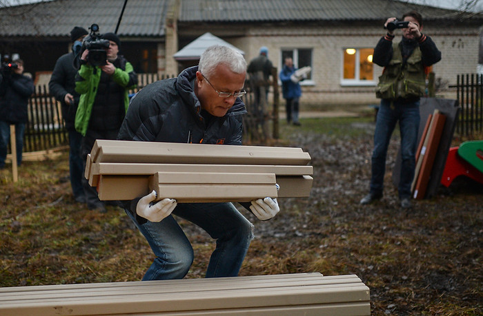 Банкир Александр Лебедев во время обязательных работ по&nbsp;монтажу детской площадки