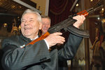 Михаил Калашников в Музее Московского Кремля, которому он передал коллекцию пулеметов собственной разработки. 2005 год