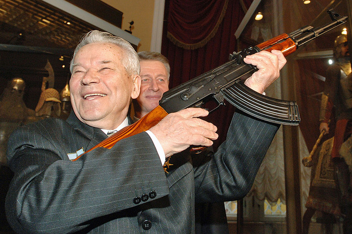 Михаил Калашников в&nbsp;Музее Московского Кремля, которому он передал коллекцию пулеметов собственной разработки. 2005&nbsp;год