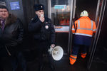 Сотрудник полиции у входа на станцию «Автозаводская»