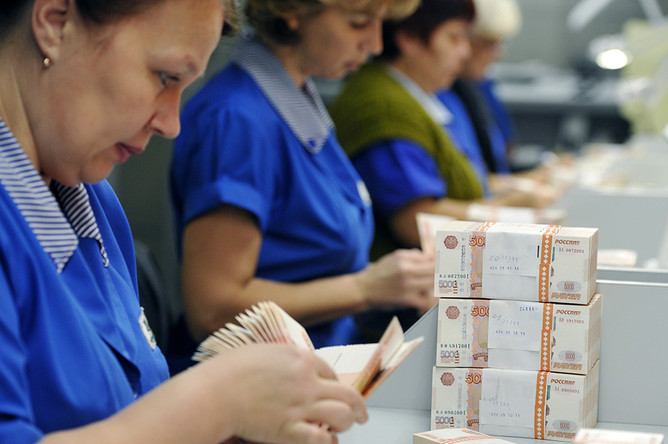 Сотрудницы фабрики ФГУП «Гознак» проверяют качество печати банкнот