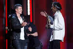 Рэпер Уиз Халифа вручает премию Робину Тику во время Billboard Music Awards 2014