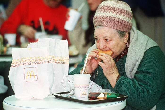 Посетительница во время открытия ресторана &laquo;Макдоналдс&raquo; 31&nbsp;января 1990&nbsp;года