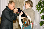  Владимир Путин прощается с щенком его собаки Кони, которого он подарил шестилетней девочке Кате из Смоленска, 2004 год