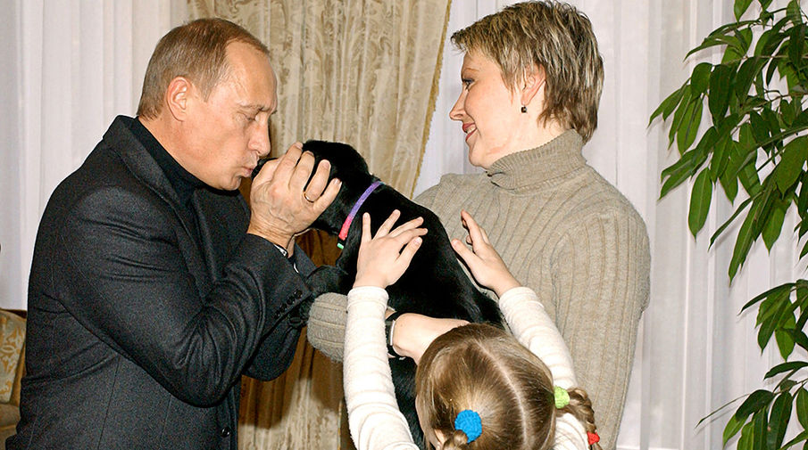  Владимир Путин прощается с&nbsp;щенком его собаки Кони, которого он подарил шестилетней девочке Кате из&nbsp;Смоленска, 2004&nbsp;год
