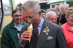 Принц Уэльский Чарльз с мороженым во время мероприятия в ирландском Белфасте, 2010 год